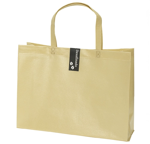 生地なのに、型崩れせず自立。